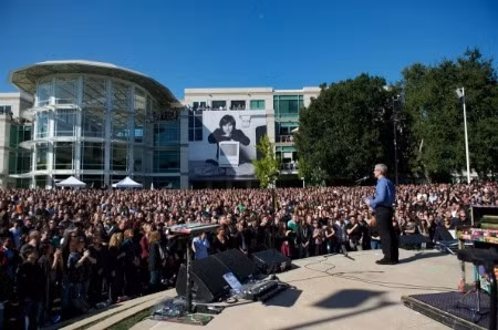 CEO Tim Cook phát biểu cảm tưởng. Ảnh: Apple.