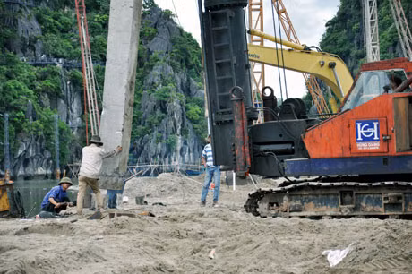 Đóng cọc thi công tuyến đường bao biển Lán Bè - Cột 8.