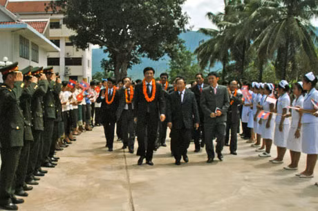 Đảng bộ, chính quyền, nhân dân tỉnh Xay Nhạ Bu Ly nồng nhiệt chào đón Đoàn Đại biểu tỉnh.