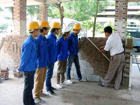 Một giờ thực hành ở Trường Cao đẳng Công nghiệp và Xây dựng Quảng Ninh.