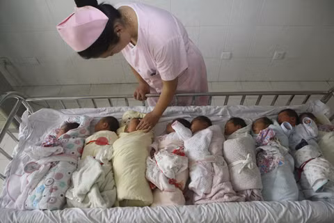 Y tá chăm sóc các trẻ sơ sinh tại một bệnh viện tỉnh Hồ Bắc, Trung Quốc. Chính sách một con của Trung Quốc đang góp phần làm chậm sự gia tăng dân số thế giới. Ảnh: Xinhua