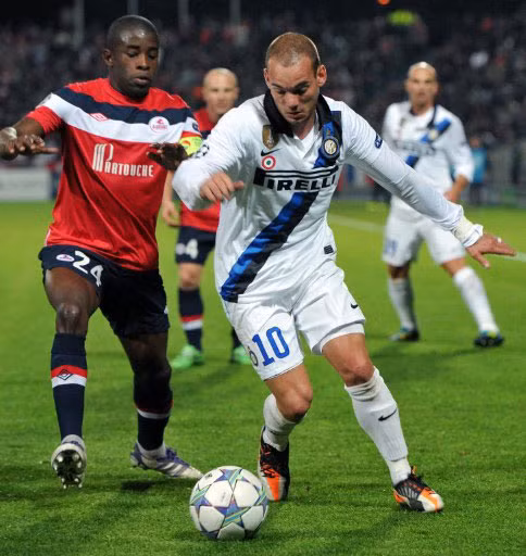 Inter của Sneijder (áo trắng) chiến thắng xứng đáng trong trận cầu mà họ nắm quyền chủ động về thế trận. Ảnh: AFP.