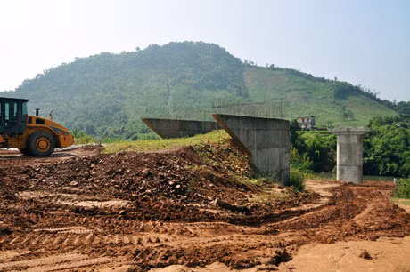 Mố M1 hoàn thành thi công đã vài tháng nay, nhưng đường dẫn đầu cầu vẫn chưa được nhà thầu thi công.
