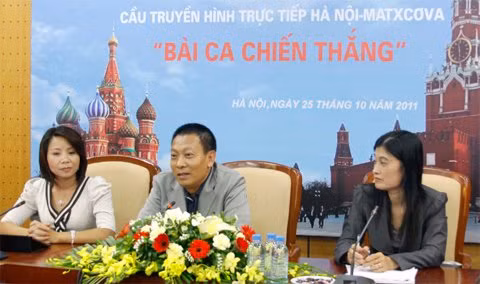 Nhà báo Lại Văn Sâm (ngồi giữa) trong buổi họp báo