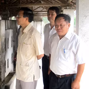 Đồng chí Đặng Huy Hậu, Ủy viên BTV Tỉnh ủy, Phó Chủ tịch UBND tỉnh thăm mô hình nuôi cá rô phi của gia đình anh Vũ Văn Chiến, thôn Dương Đê, xã Yên Đức, huyện Đông Triều.