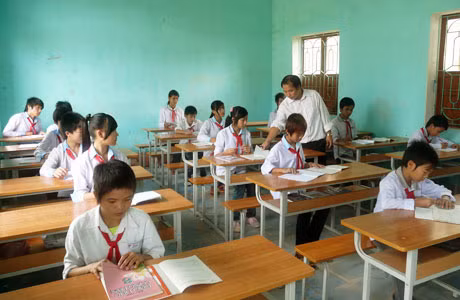 Một tiết học của học sinh lớp 8A, Trường PTCS Tiến Tới (Hải Hà).