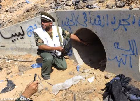 Miệng cống bê tông nơi được cho là nơi Gadhafi ẩn náu và bị bắn chết tại Sirte. Ảnh: AFP.