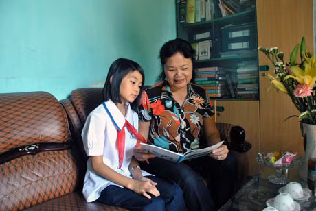 Cô giáo Vũ Thị Chi Ngân, Hiệu trưởng Trường THCS Nguyễn Văn Thuộc giảng bài cho học trò giỏi Trần Khánh Vĩ mồ côi cha.