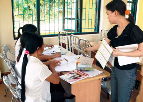 Cán bộ Trung tâm TGPLNN tỉnh thực hiện trợ giúp lưu động tại xã Nam Sơn (Ba Chẽ)