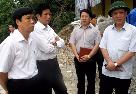 Đồng chí Đỗ Thông, Phó Chủ tịch Thường trực UBND tỉnh kiểm tra thực trạng xây dựng công trình trái phép tại thôn Đá Trắng, xã Thống Nhất 