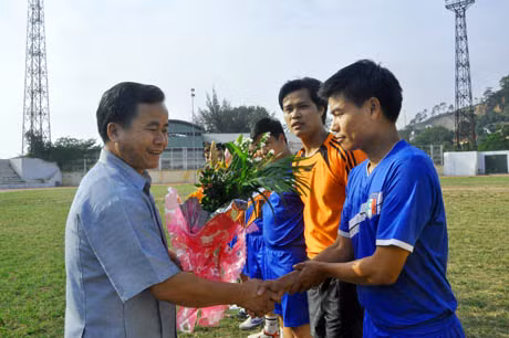 Đồng chí Vũ Công Lực, Phó bí thư Đảng ủy Cơ quan DCĐ tỉnh động viên, tặng hoa cầu thủ hai đội