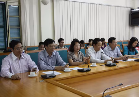 Các đồng chí Lãnh đạo tỉnh Quảng Ninh bầu chọn cho Vịnh Hạ Long trở thành 1 trong 7 Kỳ quan thiên nhiên của thế giới qua hệ thống tin nhắn 147