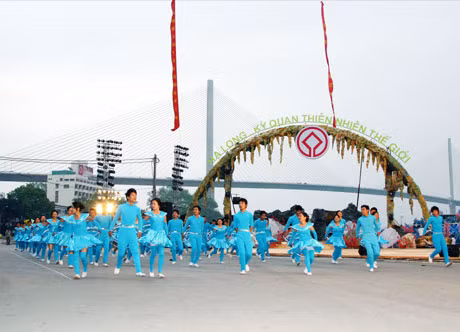 HSSV Trường CĐ VHNT&DL Hạ Long diễu hành trong Lễ hội Carnaval Hạ Long - Quảng Ninh.