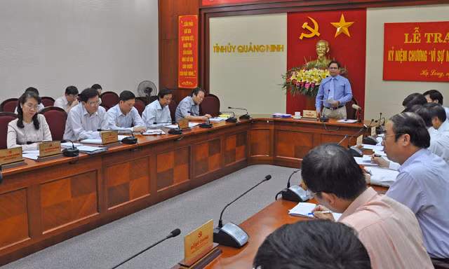 Đồng chí Bí thư Tỉnh ủy phát biểu tại hội nghị