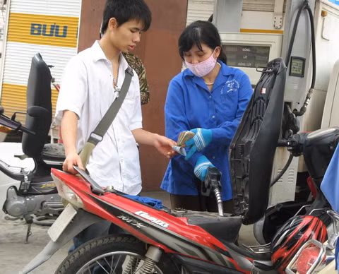 Giá bán lẻ xăng dầu trong nước chưa thể giảm.