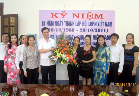 Các đồng chí lãnh đạo tỉnh tặng hoa chúc mừng cán bộ, nhân viên cơ quan Hội LHPN tỉnh nhân kỷ niệm ngày 20-10