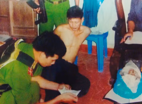 Cảnh sát khám xét ngôi biệt thự của Chính: Ảnh: Công an cung cấp