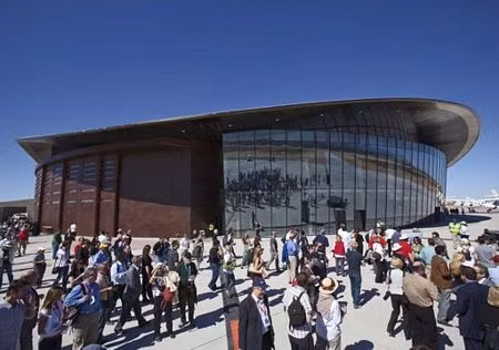 Đông đảo các vị khách tham dự lễ khai trương sân bay Spaceport America.