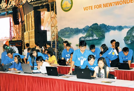Đoàn viên thanh niên hướng dẫn nhân dân và du khách bầu chọn cho Vịnh Hạ Long qua mạng Internet tại đêm “Hạ Long thần tiên”. 