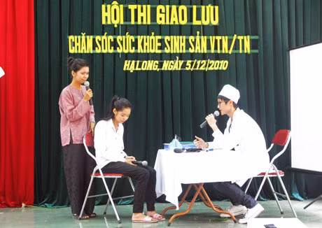 Tiểu phẩm tuyên truyền của học sinh khối THPT của TP Móng Cái tại hội thi giao lưu chăm sóc sức khoẻ sinh sản vị thành niên, thanh niên tỉnh năm 2010. Ảnh: Hoàng Quý