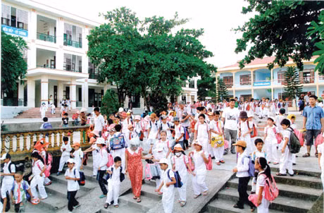 Giờ tan học ở Trường tiểu học Phương Đông B.