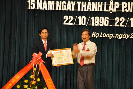 đại diện PJICO Quảng Ninh nhận chứng chỉ ISO 9001:2008 của tổ chức BVC tại Việt Nam