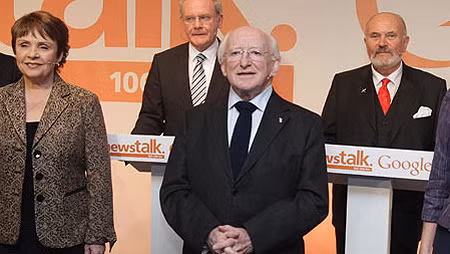 Tân Tổng thống Ireland - ông Michael Higgins (đeo kính bên phải)