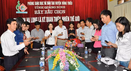Hưởng ứng bầu chọn cho Vịnh Hạ Long qua điện thoại di động tại Phòng GD-ĐT huyện Đông Triều