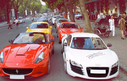 Ferrari California và Audi R8 dẫn đầu đoàn siêu xe