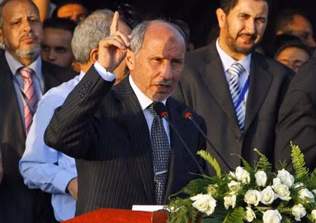 Ông Mustafa Abdul-Jalil, chủ tịch NTC, kêu gọi người dân Libya bỏ qua hận thù để xây dựng đất nước mới. Lễ tuyên bố diễn ra tại thành phố Benghazi vào ngày 23/10. Ảnh: AP.