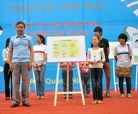 Đồng chí Lương Y Dược, Phó Giám đốc Sở TN &MT trao giải cho thí sinh đạt giải nhất phần thi vẽ tranh 