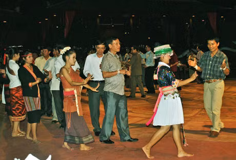 Đoàn đại biểu tỉnh Quảng Ninh cùng các bạn Lào múa điệu Lăm vông - một điệu múa truyền thống ở Lào.