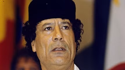 Xác Gaddafi vùi trong sa mạc