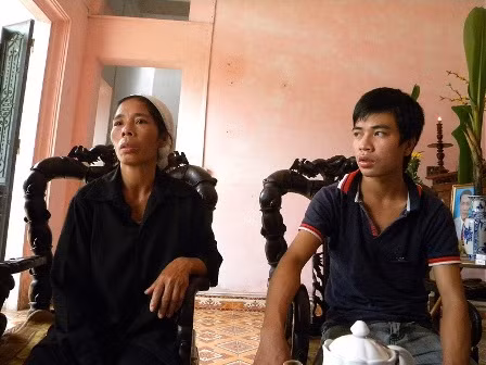 Vợ và con trai nạn nhân Chuyển bần thần kể lại câu chuyện.