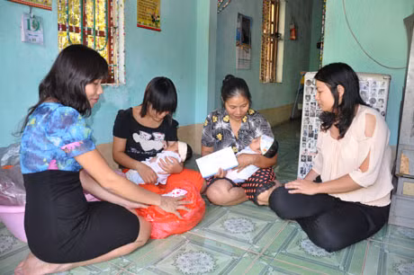 Đại diện Ban Nữ công Báo Quảng Ninh tặng số tiền 1 triệu đồng cho hai cháu Nguyễn Hoài Nhi – Nguyễn Yến Nhi. 