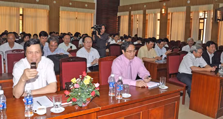 Các đại biểu cùng nhắn tin bầu chọn cho Vịnh Hạ Long