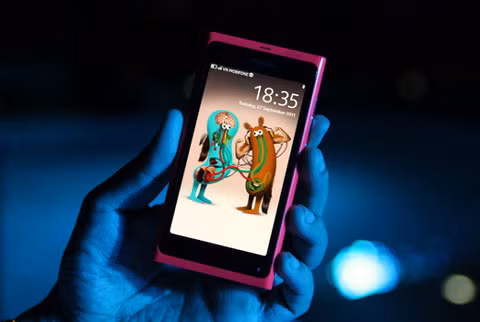 Nokia N9, một trong những mẫu smartphone đáng chú ý vừa bán. Ảnh: Quốc Huy.