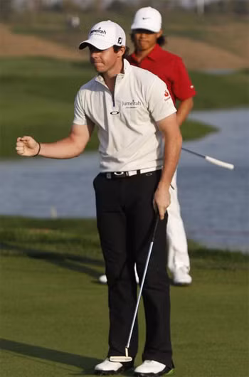 Kim (áo đỏ) bần thần nhìn McIlroy giành chức vô địch.