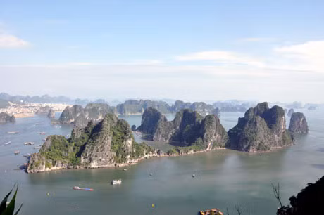 Vịnh Hạ Long nhìn từ núi Bài Thơ.
