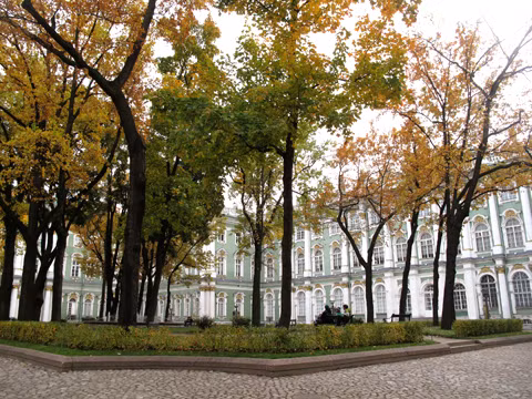 Chiều muộn bên trong sân Cung điện Mùa đông ở St. Petersburg, nay là Bảo tàng Nghệ thuật Quốc gia Hermitage.