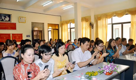 Cán bộ, phóng viên, biên tập viên, nhân viên Báo Quảng Ninh tổ chức bầu chọn cho vịnh Hạ Long trở thành kỳ quan thiên nhiên thế giới qua hệ thống tin nhắn 147