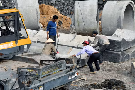 Xí nghiệp Công trình xây dựng 319.2 (Công ty 319 - Bộ Quốc phòng) thi công lắp đặt cống đôi gói thầu 13.