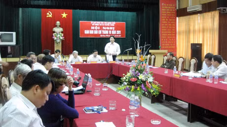 Đồng chí Trần Hồng Cẩm, Phó Ban Tuyên giáo Tỉnh uỷ phát biểu kết luận hội nghị