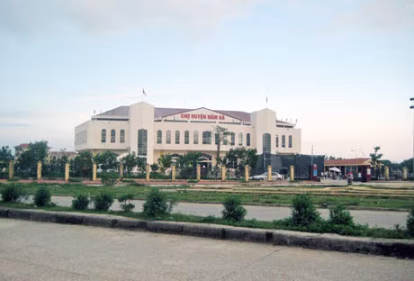 Chợ trung tâm huyện Đầm Hà được đầu tư xây dựng tạo thuận lợi cho người dân giao lưu buôn bán.