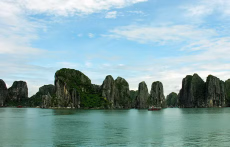 Hãy bầu chọn cho vịnh Hạ Long. Ảnh PH