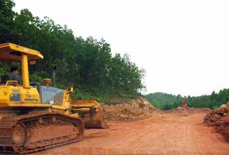 Một phần đoạn đường của dự án từ khu tái định cư đến công viên phức hợp Vân Đồn đang được thi công.