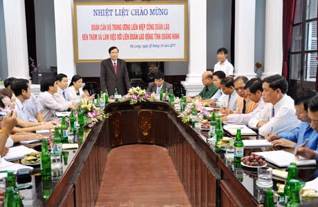 Đồng chí Nguyễn Đức Long Phó Bí thư Tỉnh uỷ, Chủ tịch HĐND tỉnh phát biểu tại buổi làm việc với đoàn cán bộ Trung ương Liên hiệp công đoàn Lào.