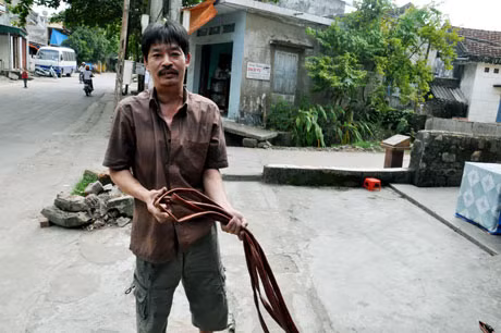 Không có nước máy, anh Đinh Văn Ninh ở khu Thác Bưởi 1 phải kéo dây đi xin nhờ nước giếng của hàng xóm.