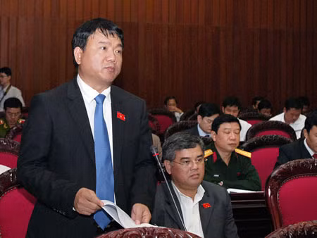 Bộ trưởng Đinh La Thăng phát biểu tại Quốc hội.