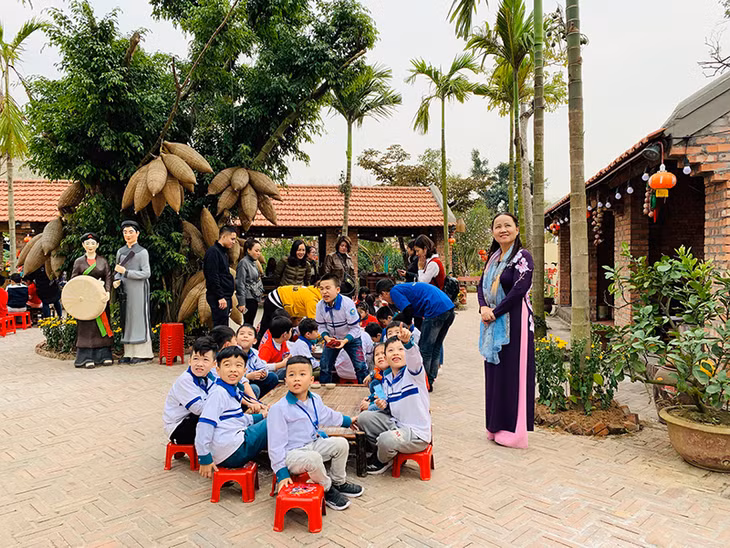 Tổ chức các tour du xuân đầu năm có sự kết hợp giữa du lịch tâm linh và trải nghiệm vui chơi, giải trí được nhiều người lựa chọn. Ảnh: Thanh Tùng (CTV)
